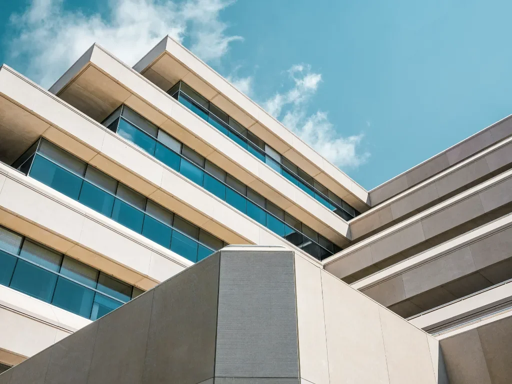 Jak architekci projektują budynki odporne na ogień?